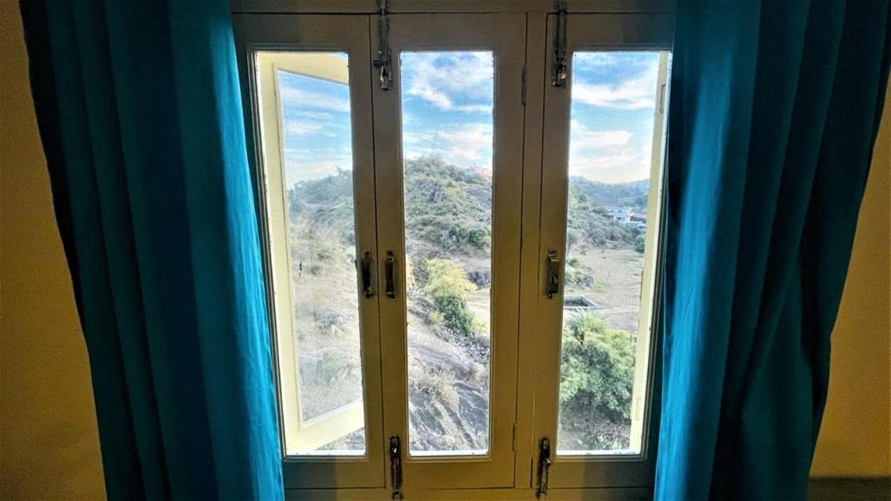 לינה וארוחת בוקר Shikhar Bunglow - A Stunning Valley View Bungalow In מאונט אבו מראה חיצוני תמונה