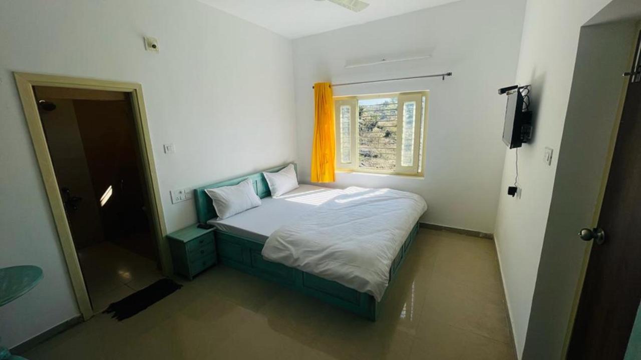לינה וארוחת בוקר Shikhar Bunglow - A Stunning Valley View Bungalow In מאונט אבו מראה חיצוני תמונה