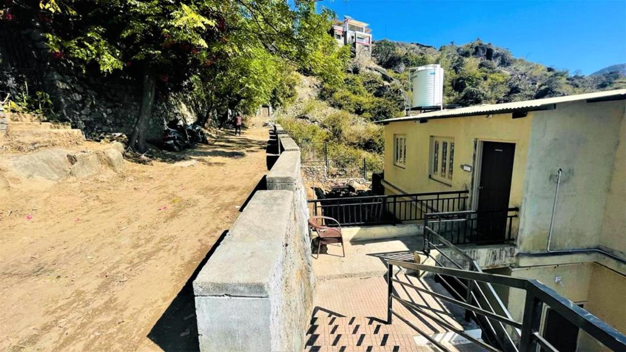 לינה וארוחת בוקר Shikhar Bunglow - A Stunning Valley View Bungalow In מאונט אבו מראה חיצוני תמונה